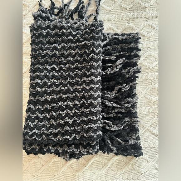 Liz Claiborne Black and Gray Knit Scarf with Fringe Made in Italy - Picture 8 of 10